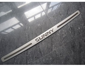 Хромированная накладка на задний бампер Nissan Sunny