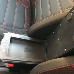 Фото покупателя: Подлокотник для Renault Kaptur I 2016+ c USB красная строчка