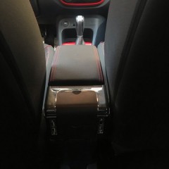 Фото покупателя: Подлокотник для Renault Kaptur I 2016+ c USB красная строчка