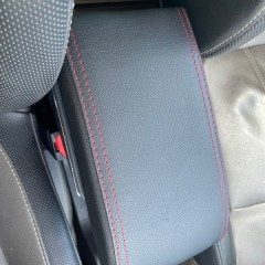 Фото покупателя: Подлокотник для Renault Kaptur I 2016+ c USB красная строчка