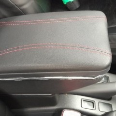 Фото покупателя: Подлокотник для Suzuki SX4 1 2006-2015 красная строчка
