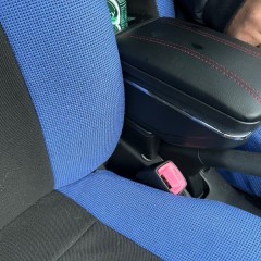 Фото покупателя: Подлокотник для Suzuki Swift 3 2004-2014 красная строчка