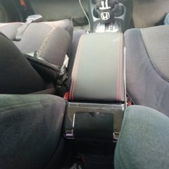 Фото покупателя: Подлокотник для Honda Fit, Jazz I 2004-2008 c USB красная строчка