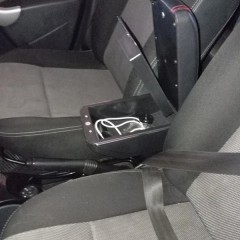 Фото покупателя: Подлокотник для Renault Duster I 2010+ c USB красная строчка