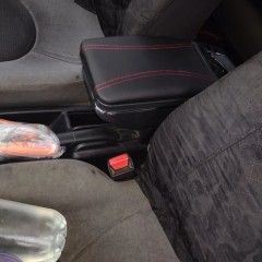 Фото покупателя: Подлокотник для Honda Fit, Jazz I 2004-2008 красная строчка