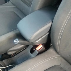 Фото покупателя: Подлокотник для Renault Sandero/Logan 2009+ (с USB) красная строчка