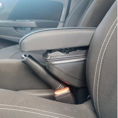 Фото покупателя: Подлокотник для Renault Sandero/Logan 2009+ (с USB) красная строчка