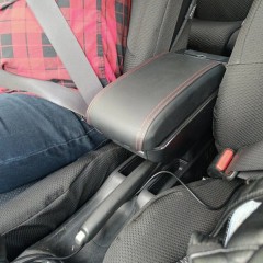 Фото покупателя: Подлокотник для Honda Fit/Jazz II 2008-2014 c USB красная строчка