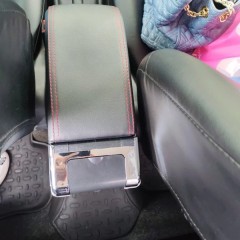 Фото покупателя: Подлокотник для Skoda Fabia II/Roomster 5J 2006-2015 c USB красная строчка