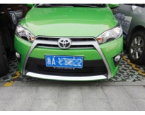 Хром накладка на передний бампер Toyota Yaris 2014