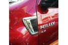 Хромированные накладки на передние крылья Toyota Hilux 8 (Revo) 2015+